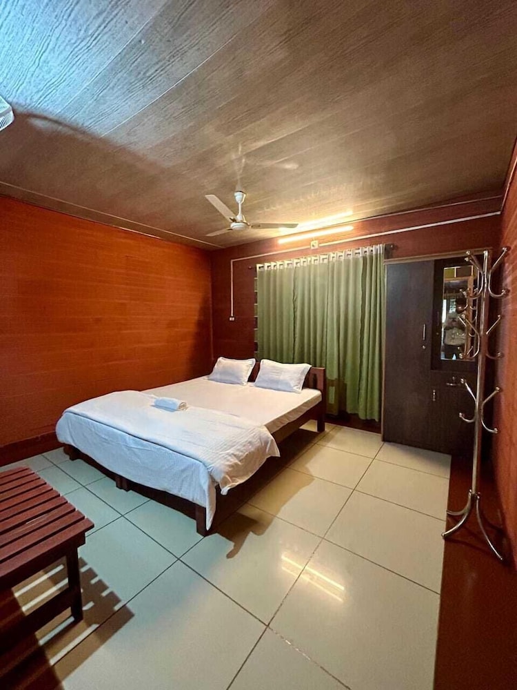 Misty Night Jungle Side Resort
