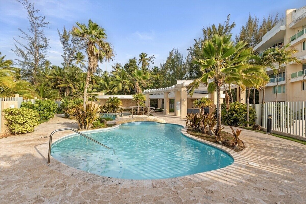 Ocean View Penthouse With Pool, Beachfront Complex 2 Bedroom Apts by Redawning view 5
