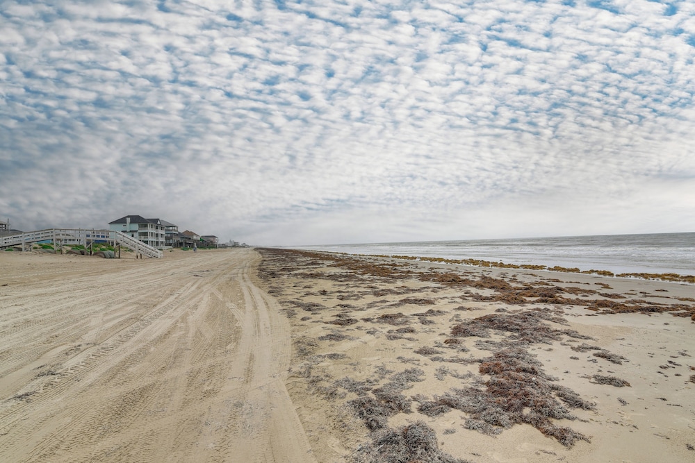 Walk to Coast: Crystal Beach Gem w/ Deck & Views