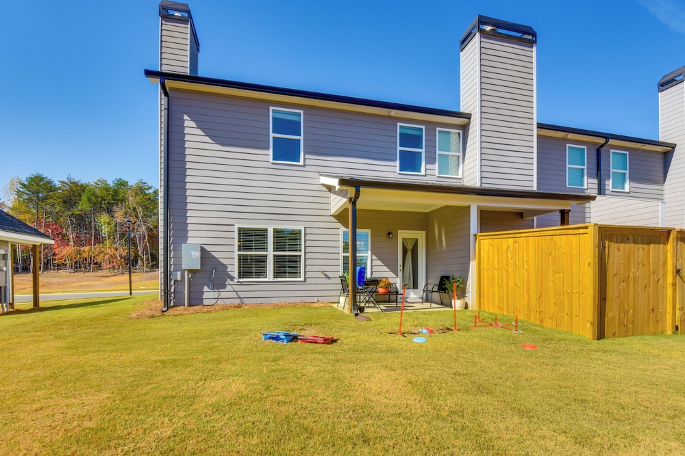 Family Friendly: Modern Townhome in Lula! view 2