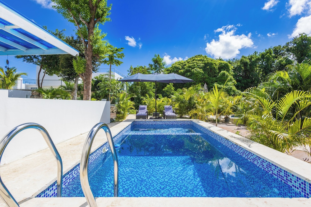 3-BR Villa with Pool & Rooftop Jacuzzi