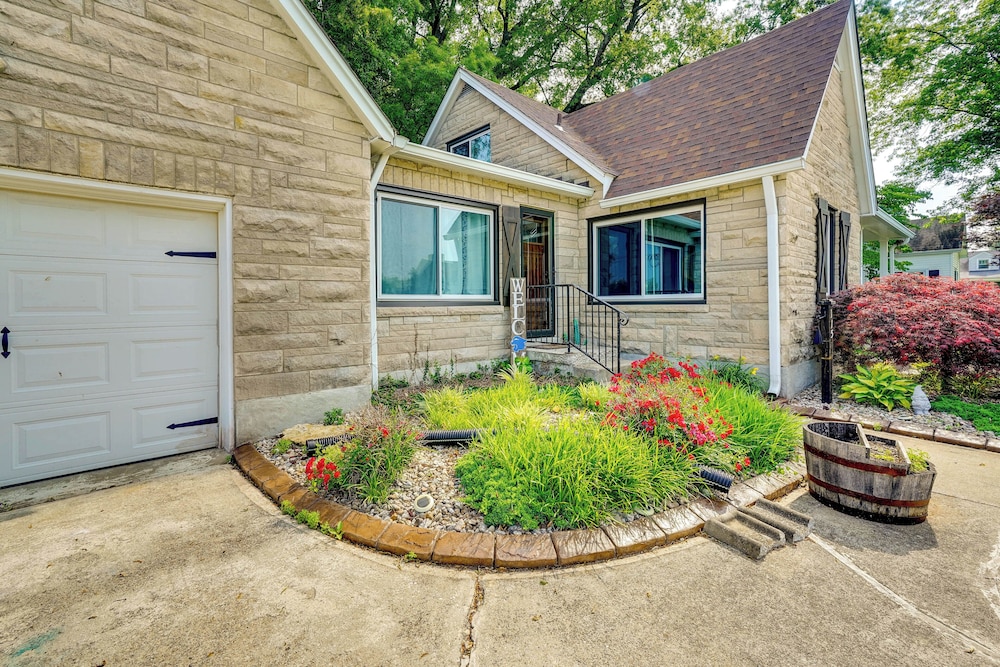 Charming Bardstown Home w/ Deck ~ 1 Mi to Downtown