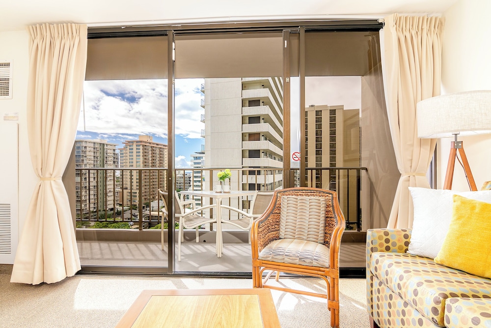 Waikiki Sunset Close to Beach with Parking