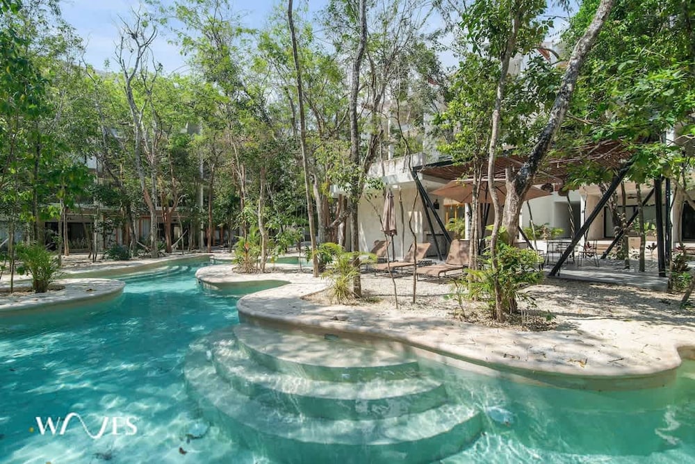 Spacious Loft w Garden View Pool Jacuzzi GYM