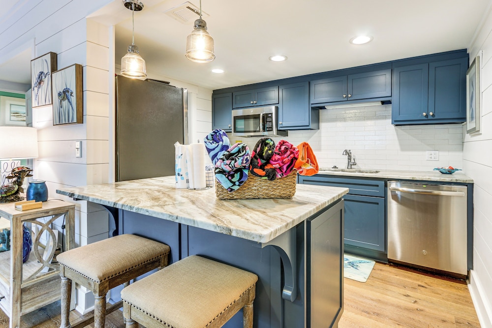 Easy Beach Access! Walkable Hilton Head Condo
