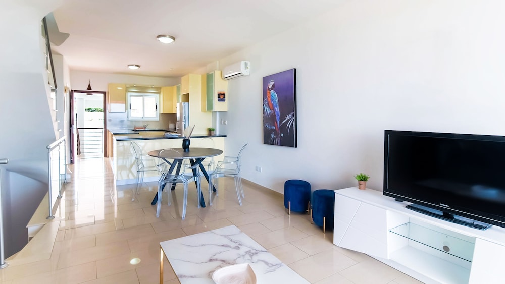 Phaedrus Living: Beachfront Villa Spiaggia
