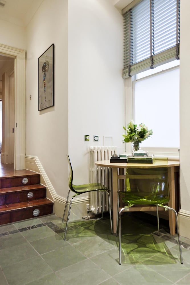 Gledhow Gardens by Onefinestay