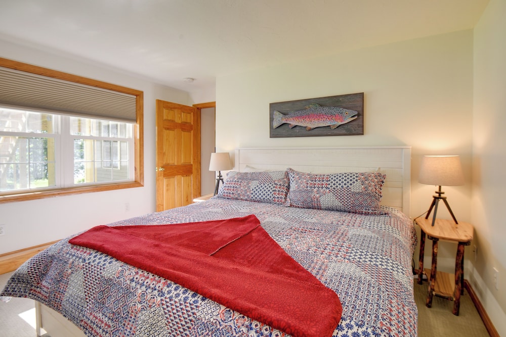 Walk to Lake Winnisquam Access: Cozy Retreat