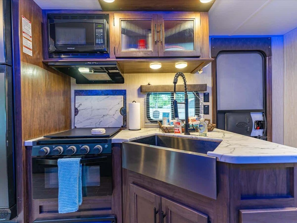 RV in Tampa Great Location Cost pet Friendly