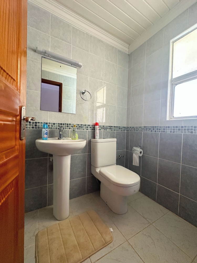 Spacious 4-bedroom with a pool