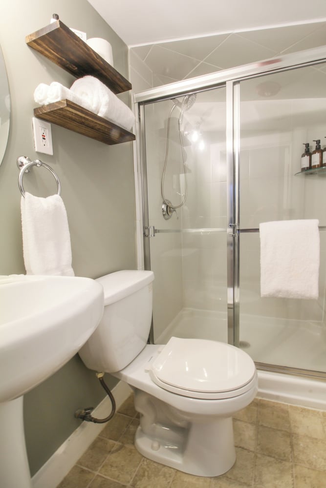 The Aurora Inn & Cottages