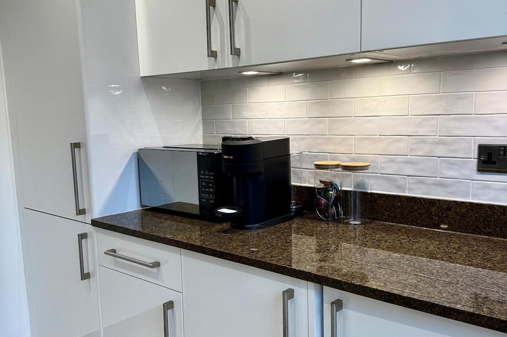 2bed Apartment-sleeps 4, Pets Ok & Balcony