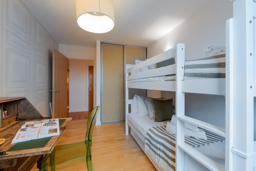 Two Bedroom Flat With Balcony in Central Wimbledon by Underthedoormat