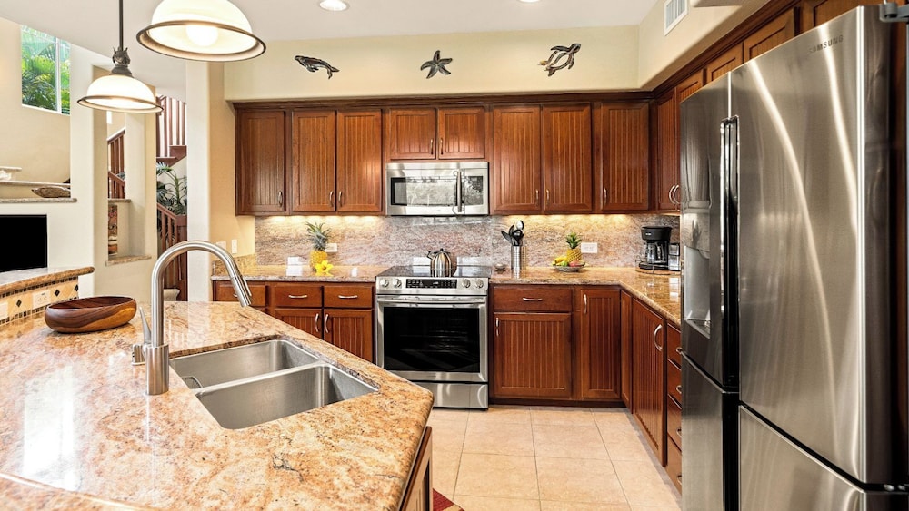 Spacious Ground Floor End Unit - Walk to Beach & Shopping - Vrkcv