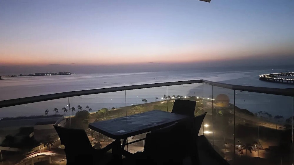 Oceanfront Designer Apartment PH The Sands, Next to Hilton
