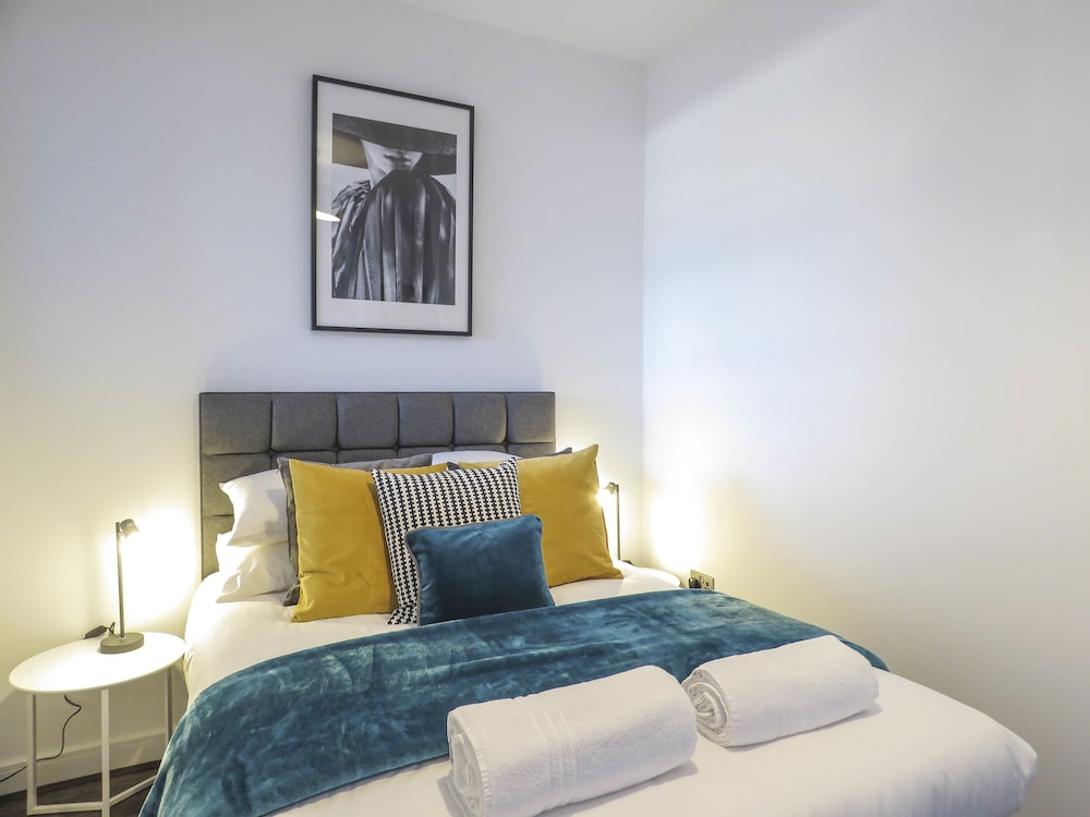 Tudors eSuites Birmingham Apartments Jewellery Quarter view 2