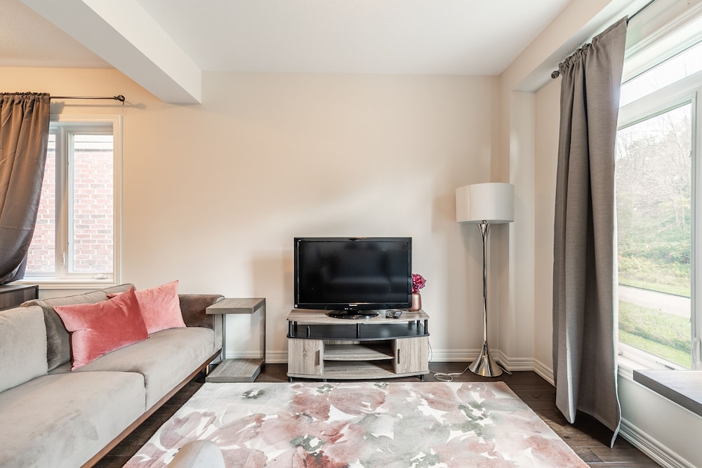 Modern 3BR 2BA Townhome in Lakeshore