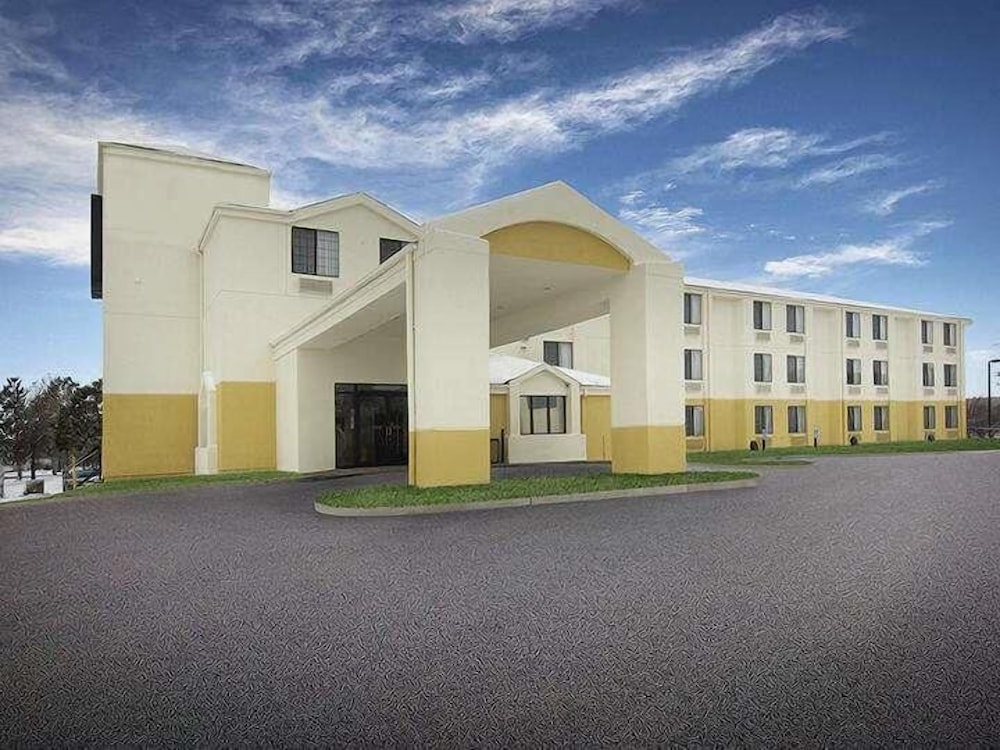 Hotel Baymont by Wyndham Fort Collins - Image 1