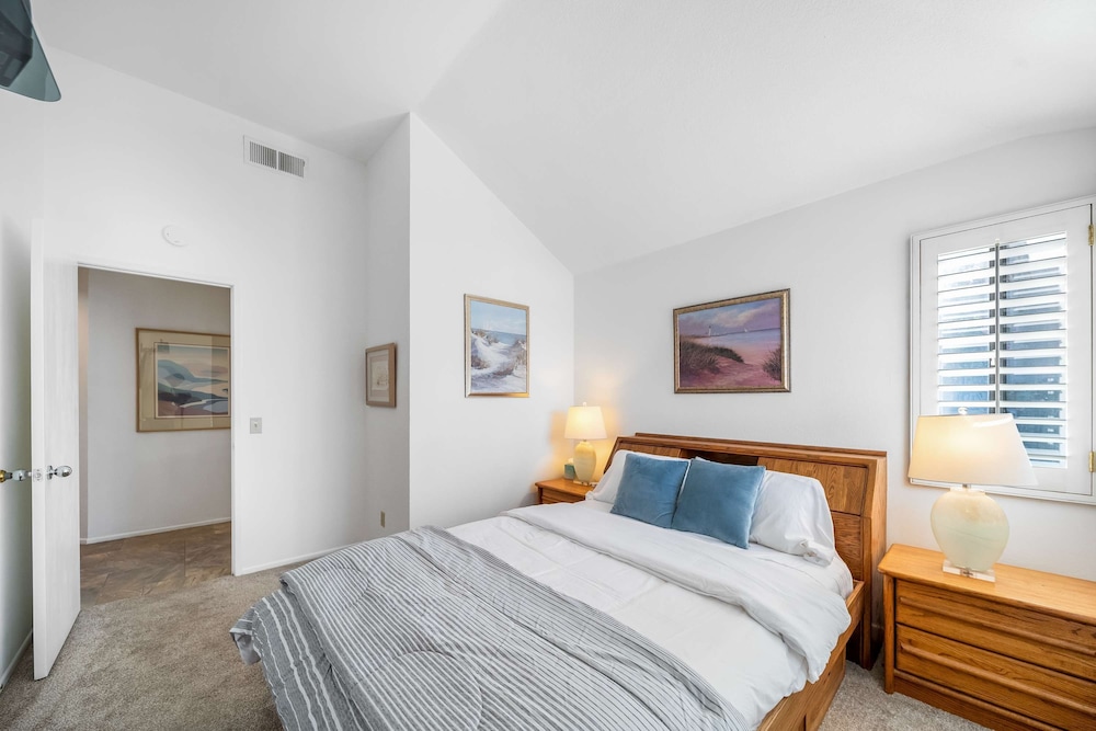 Charming Condo With Golf Course View