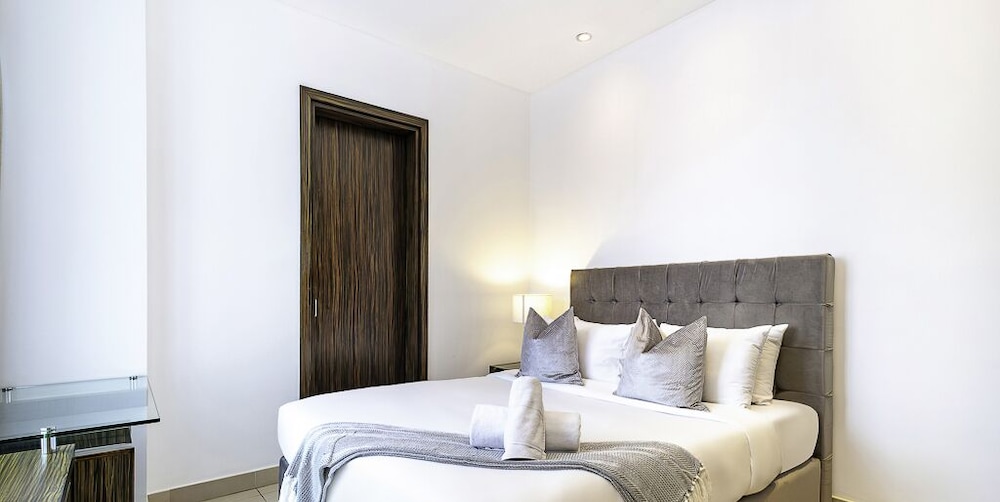 LUX The Bonnington JLT Suite 2