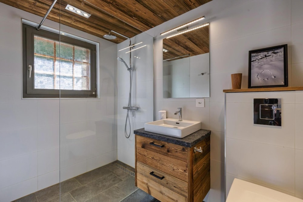 Chalet Capricorne -impeccable Ski in out Chalet With Sauna and Views