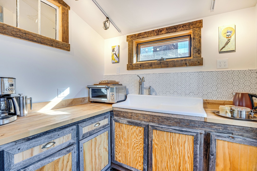 Historic Nature Lovers Cabin on Farm in Paonia!