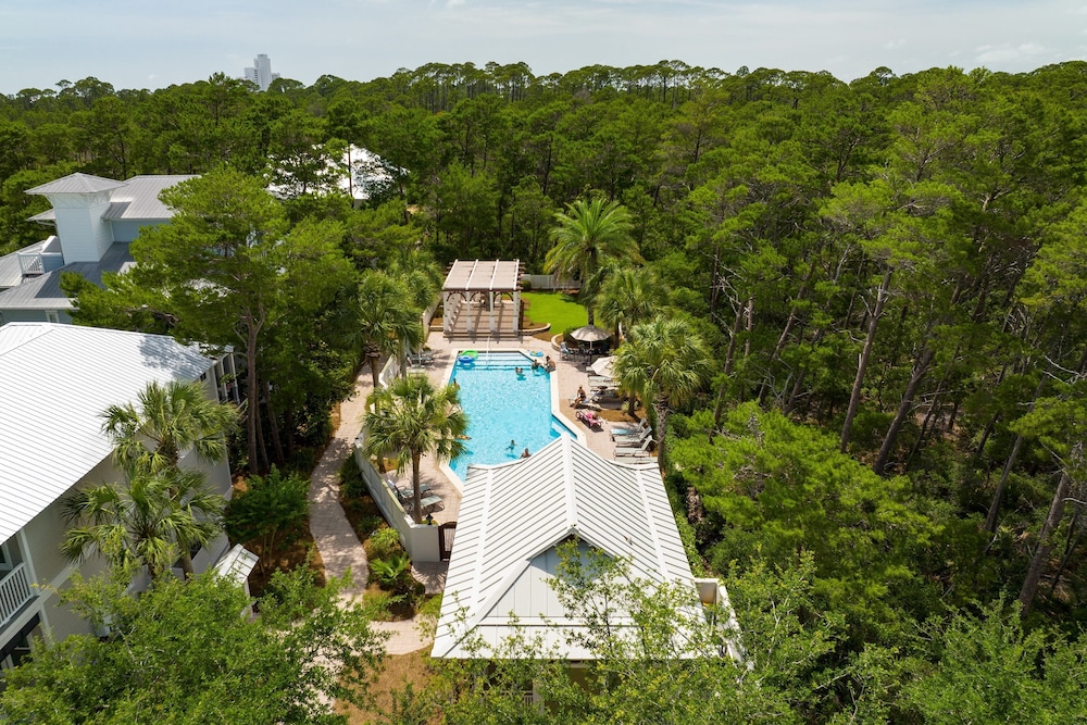 Hiker House by Avantstay Beachy 4BR w/ Communal Pool + Porch view 3