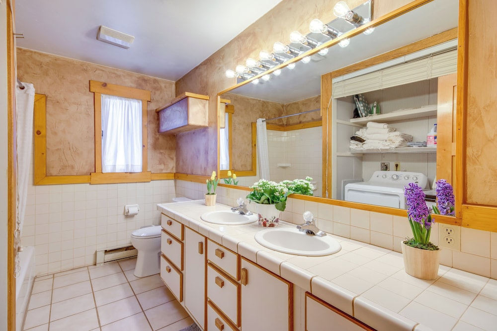 6 Mi to Chico Hot Springs: Villa w/ River Access