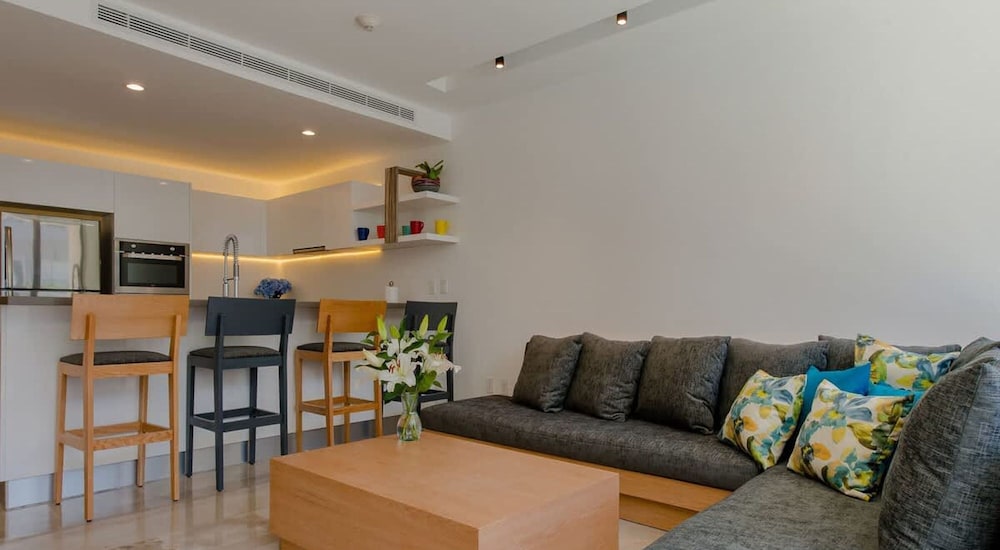 2 Br Steps Away From the Beach Heated Pool