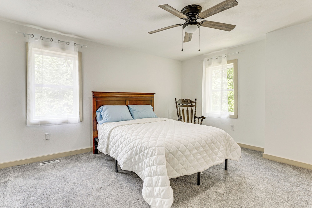 14 Mi to Dtwn: Secluded Stay in Murphy!