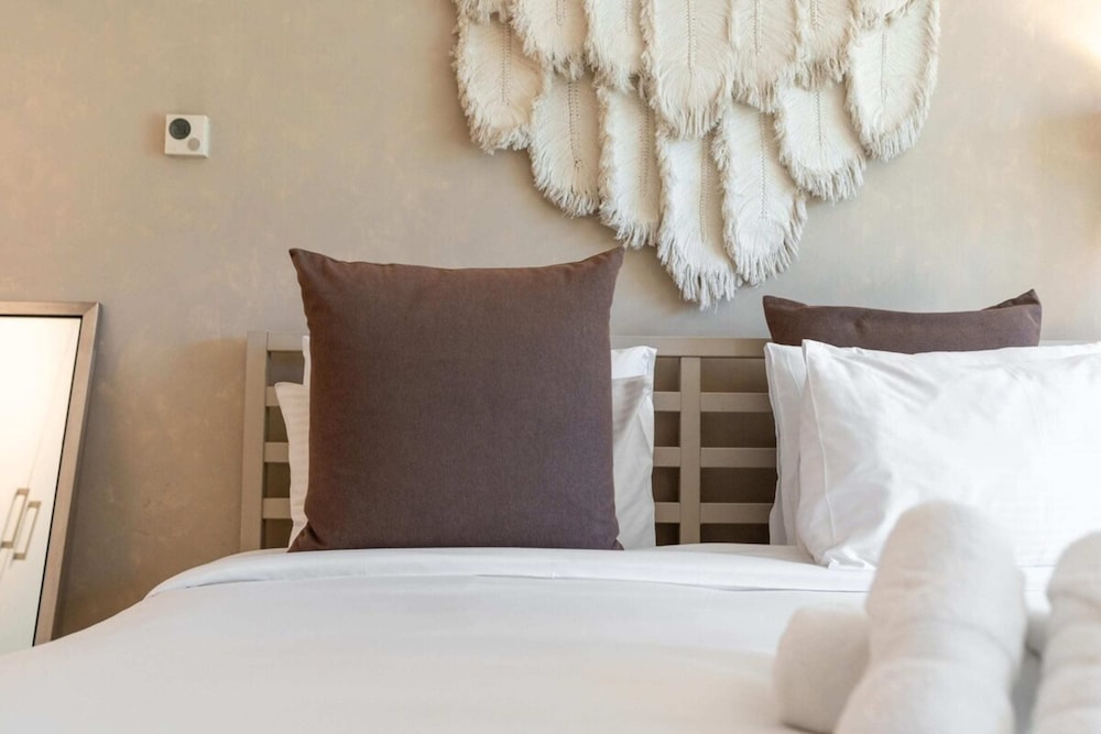 Stylish Studio Apartment w/ Patio, Downtown Dubai