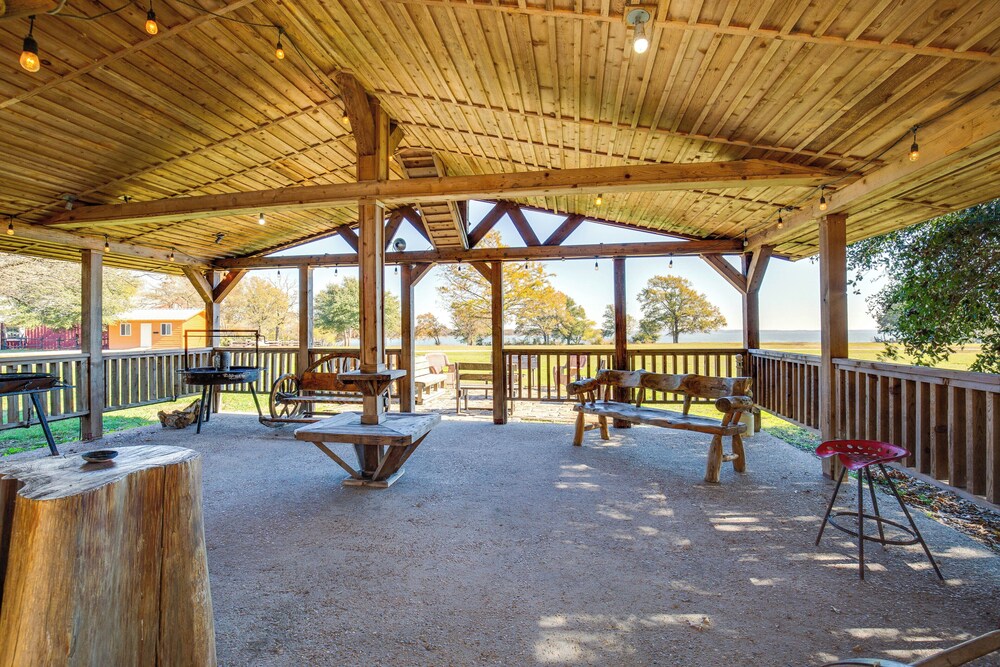 Group Getaway! Multi-level Lodge on Lake Tawakoni