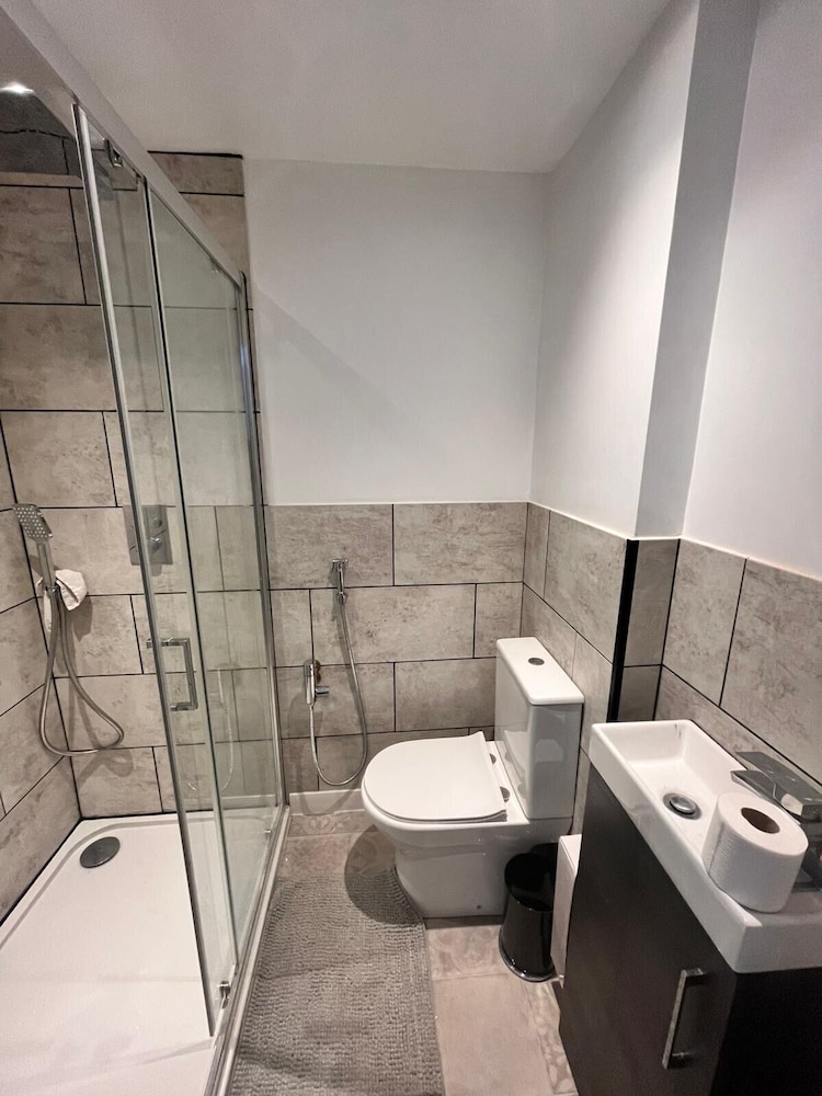 Spacious 6 Bedroom Retreat in Milford Haven