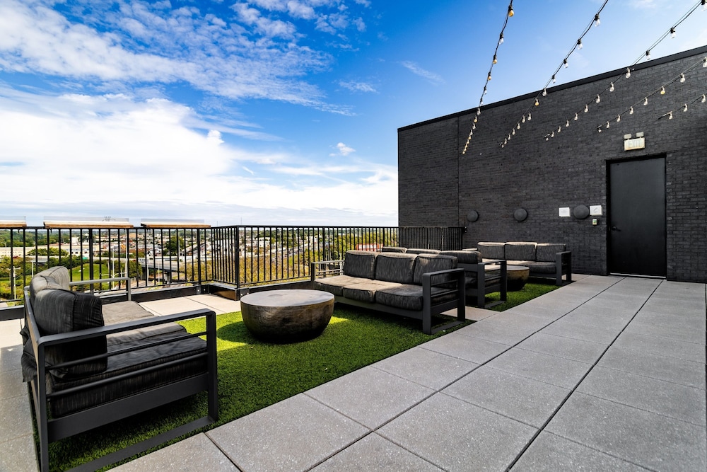 Lindsley by Avantstay Balcony Modern Design A Downtown Location