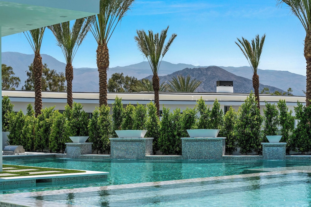Sleeps 23 Pool, Hot Tub & Putting Green Minutes to Golf & Dining Bravo Villa #7 by Avantstay