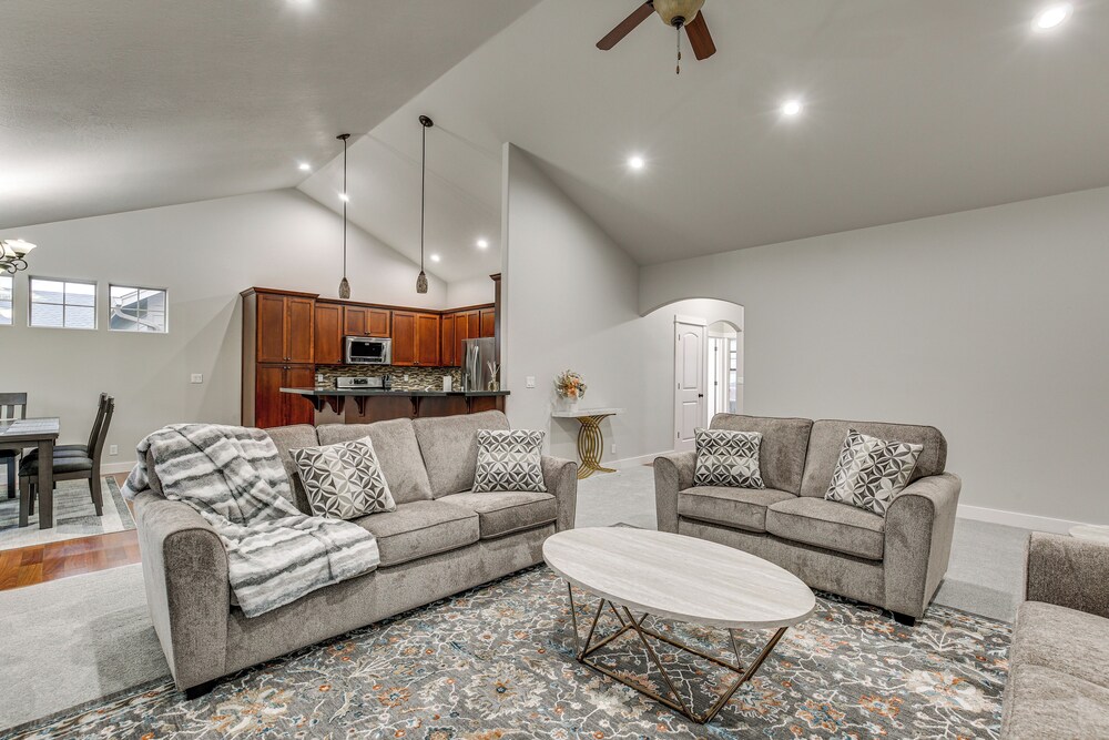 Eugene Area Home: 18 Mi to U of O!