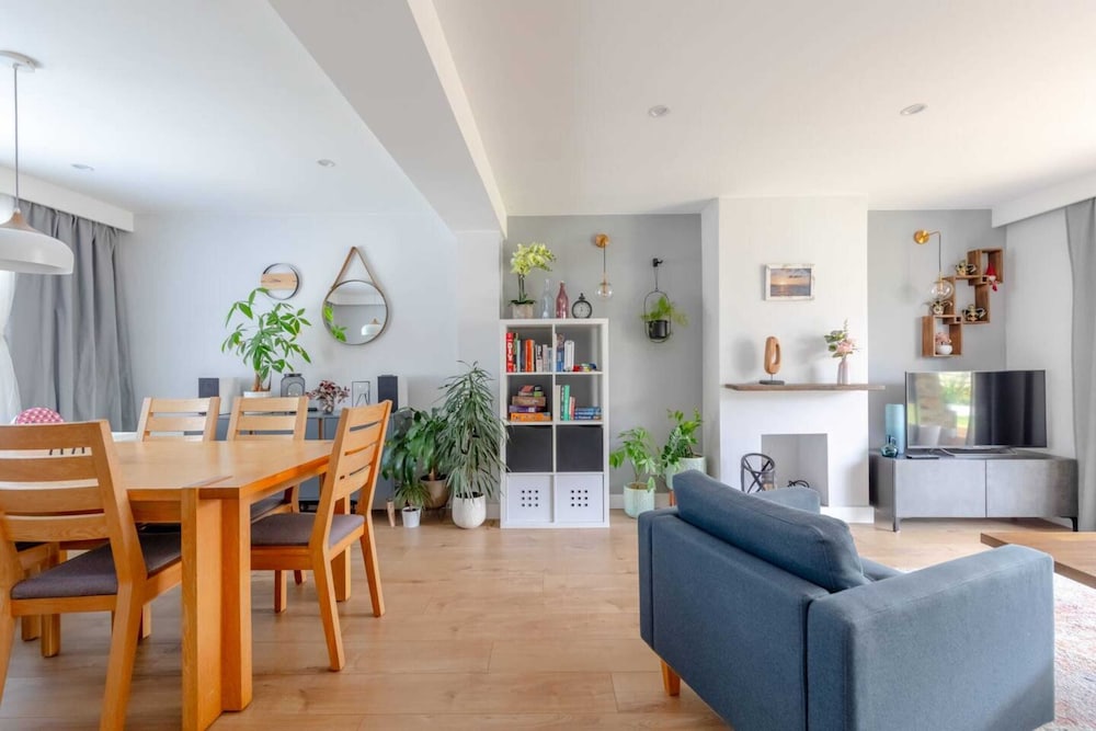Modern & Spacious 3BD House - Canning Town