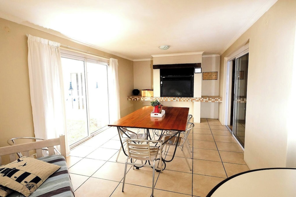 The Pelican - Stunning 3-bedroom Holiday Home in Langebaan