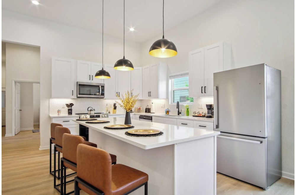 Skyline Retreat 3br-3ba w/ Stunning Views Near DT