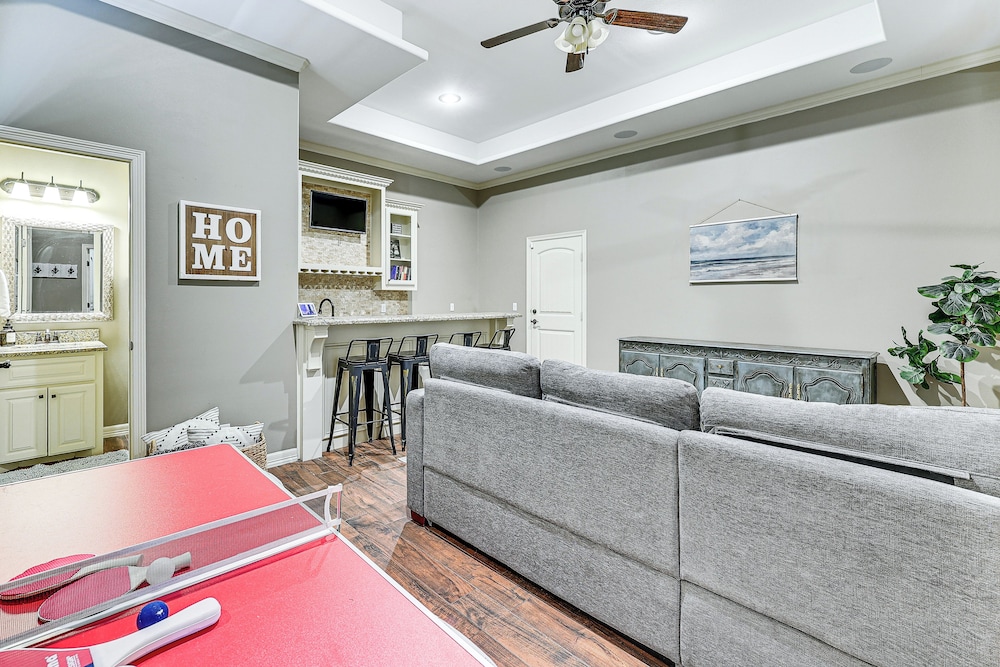 1 Mi to Utrgv Stadium: Roomy Retreat w/ Pool, Yard