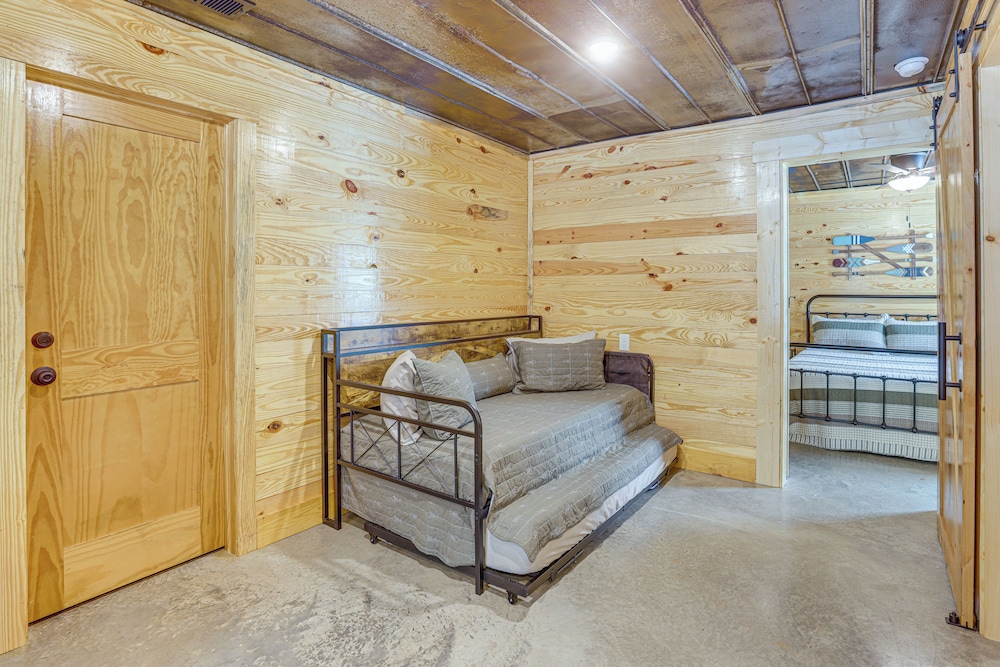 3 Mi to Water: Logan Martin Lake Cabin Getaway