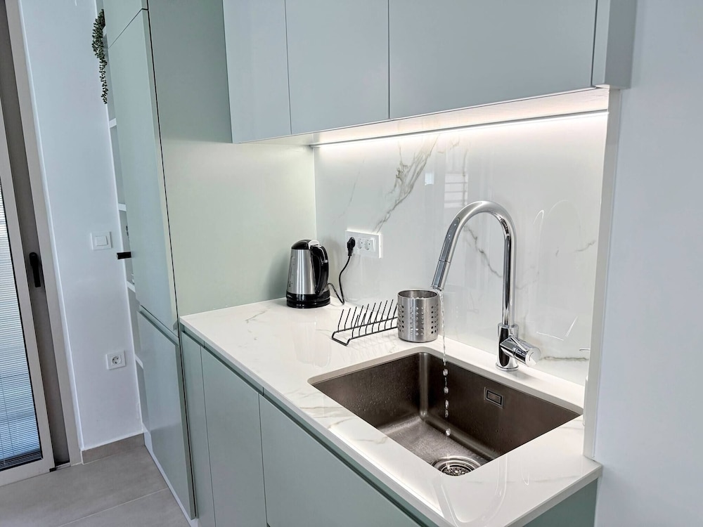Azure Loft - 3min Walk to Beach, 10min to Old Town