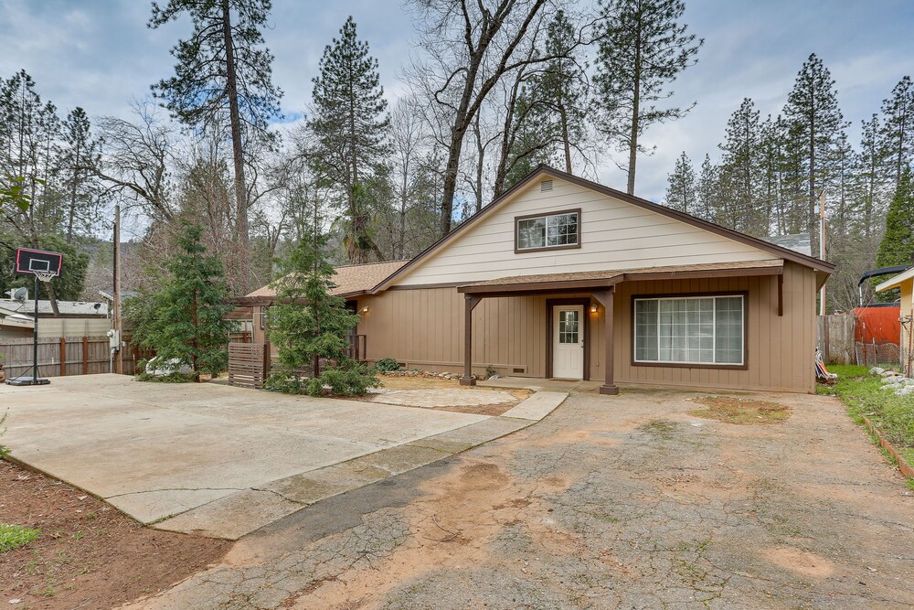 Charming Lakehead Cabin: Walk to Shasta Lake!