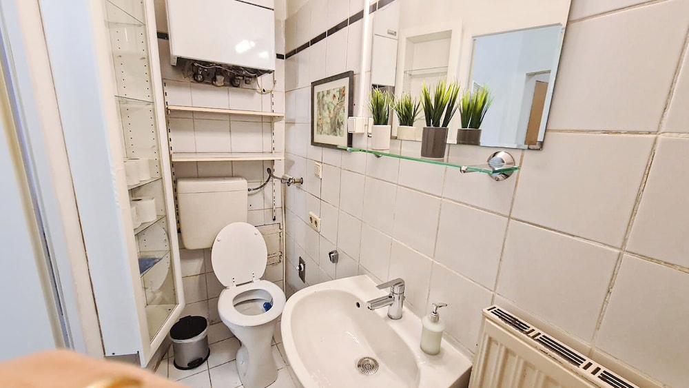 Budget 2BR Apartment Near Stadthalle