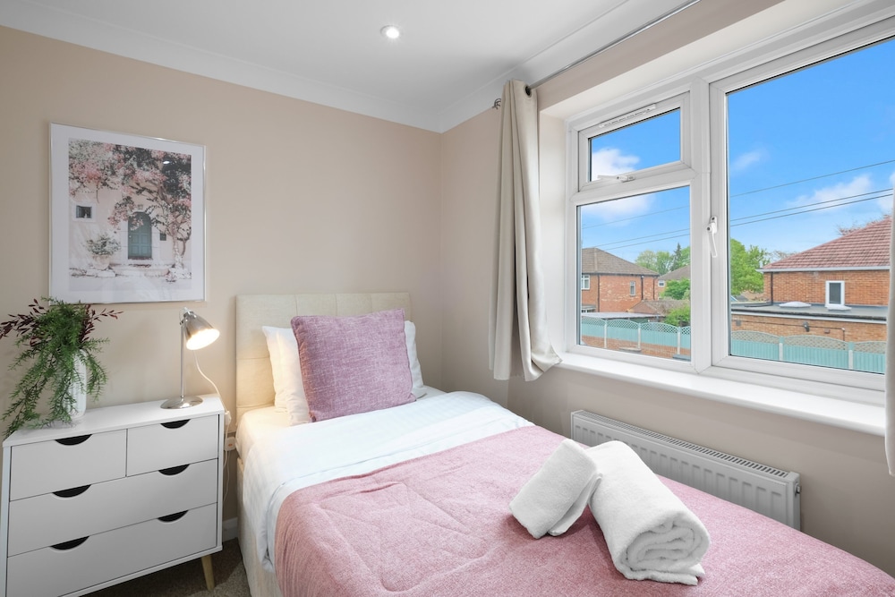 Stylish 4 Bedroom Home in Brightside Ave