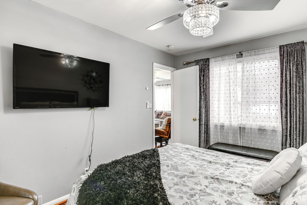 Walk to Beach: San Diego Hideaway w/ Patio