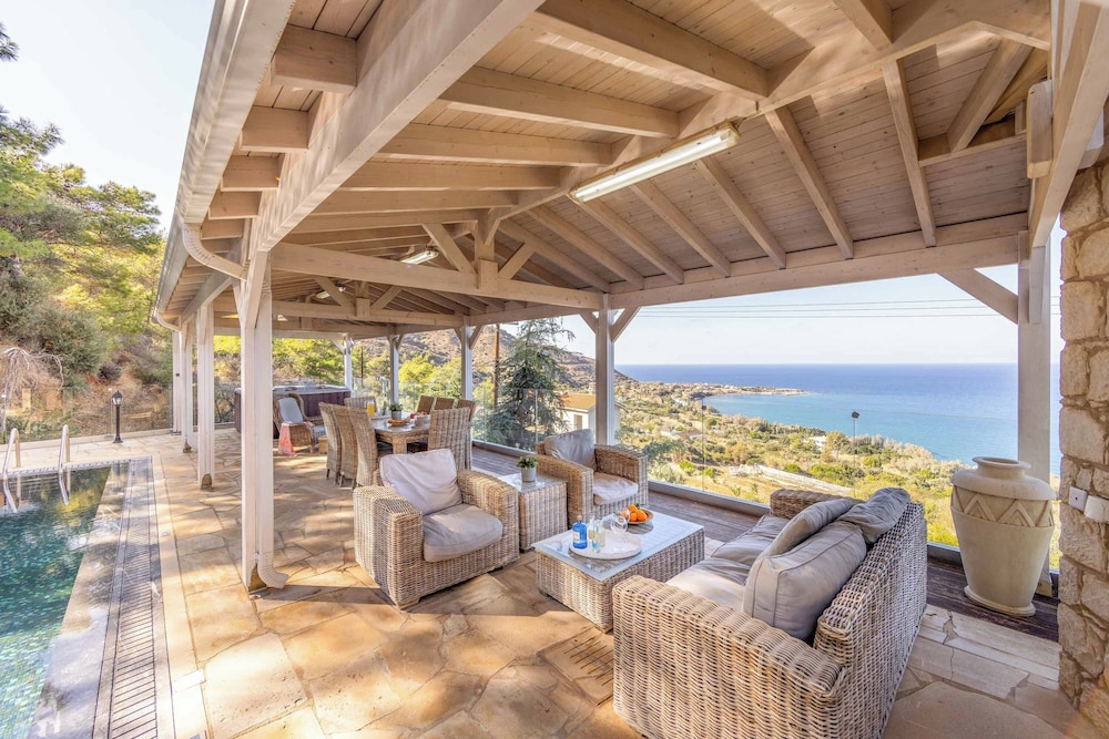 Pomos View