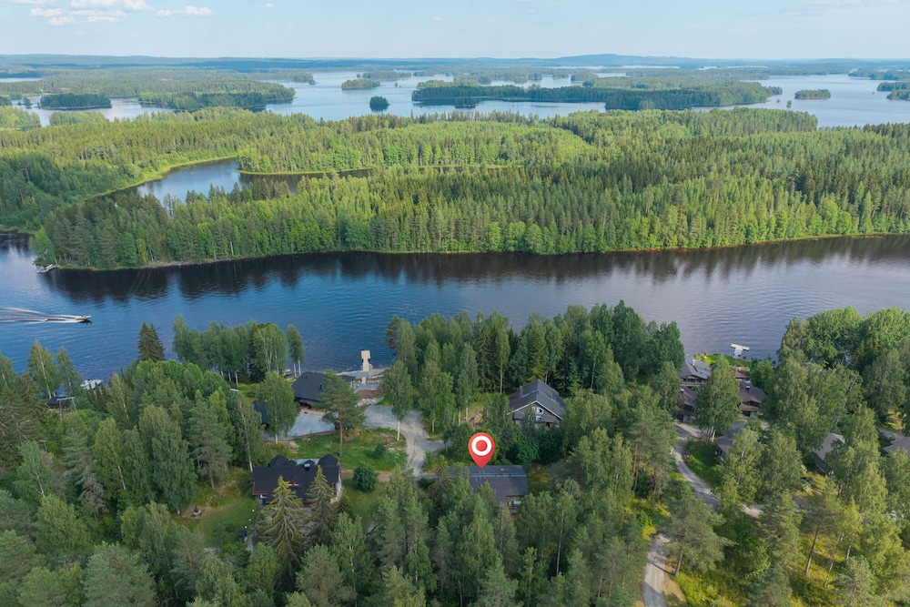 Scenic Lakeside Cabin in Tahko - Hot Tub
