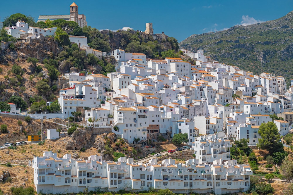 Stylish House, Patio, Pool, Mountains, Stunning White Village, sea 20 Mins Away