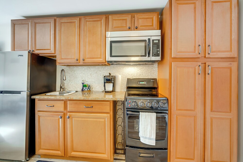 Half-block to Beach & Conventions: Wildwood Studio